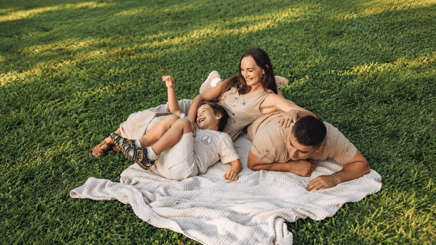 Família reunida no gramado
